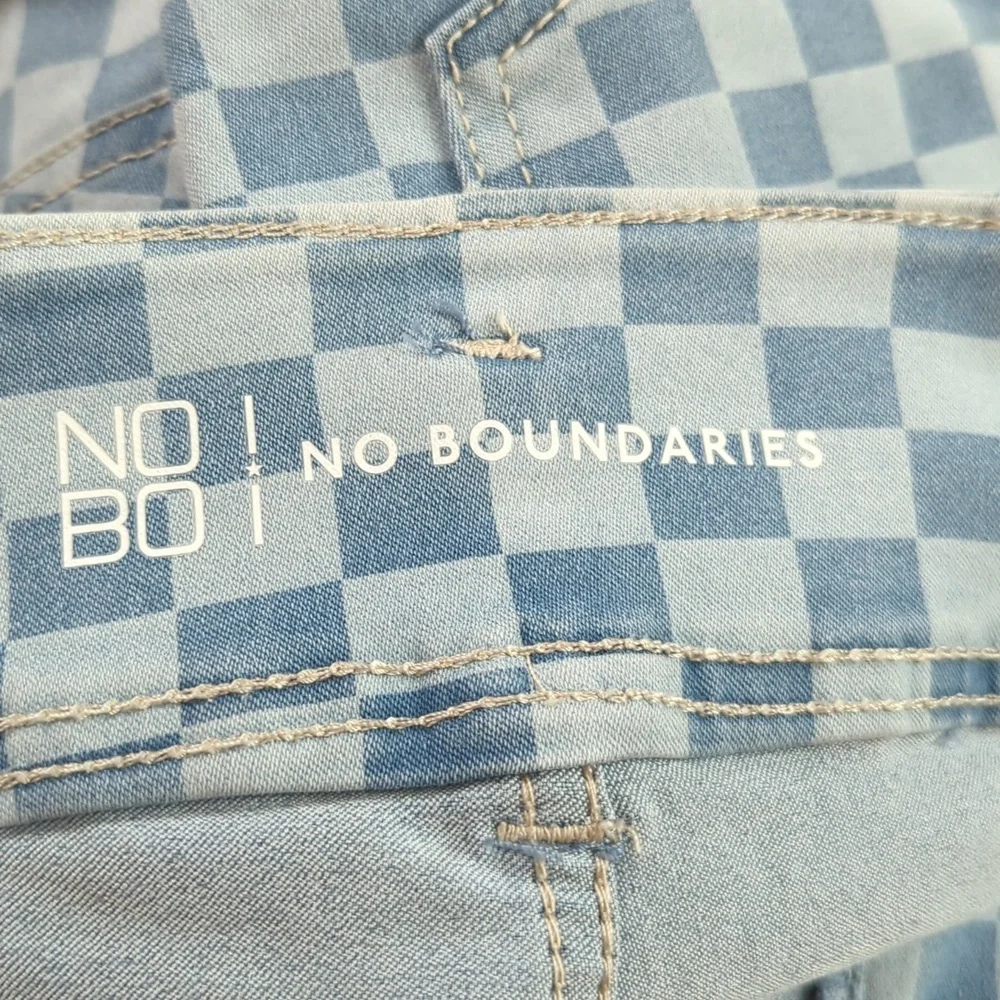 NWT No Boundaries Checkered Shorts Size 5 Casual Cuffed Dopamine